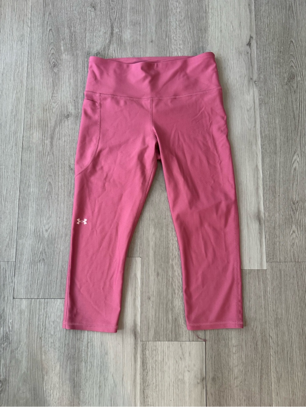 Under Armour Women’s Compression Pink Cropped Leggings With Side Pocket Medium.